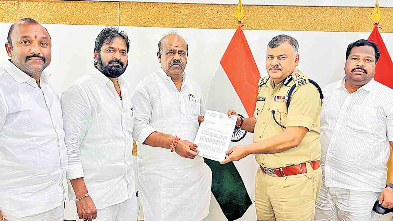 వైఫల్యాలపై ప్రశ్నిస్తే కేసులా?