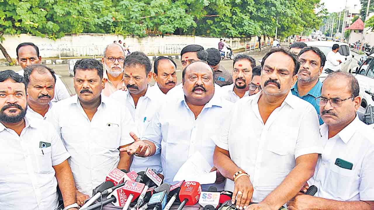 అక్రమ కేసులపై ఉన్న శ్రద్ధ అభివృద్ధిపై ఏది?: గంగుల