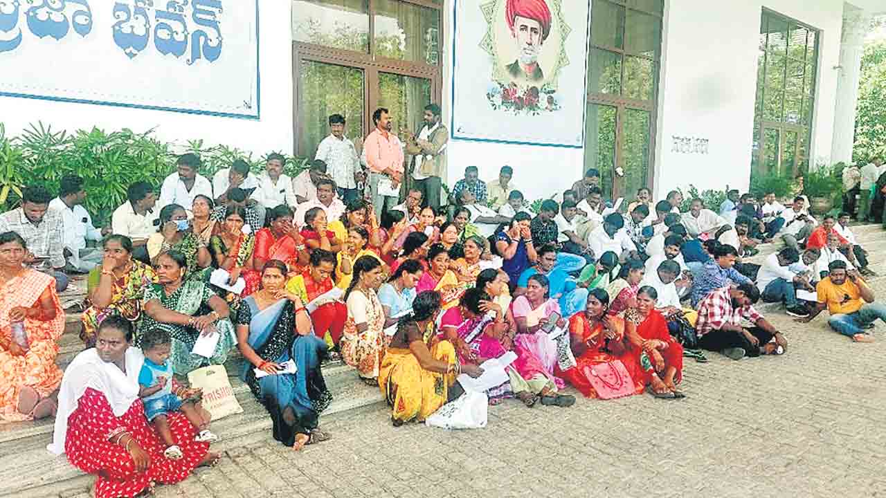 వినతిపత్రంతో వస్తే.. ముఖం చాటేసిన సీతక్క