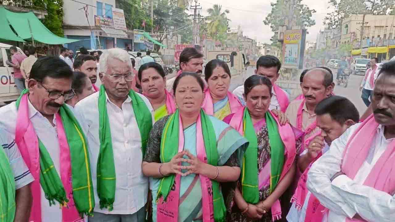 రైతులకు సీఎం బహిరంగ క్షమాపణ చెప్పాలి