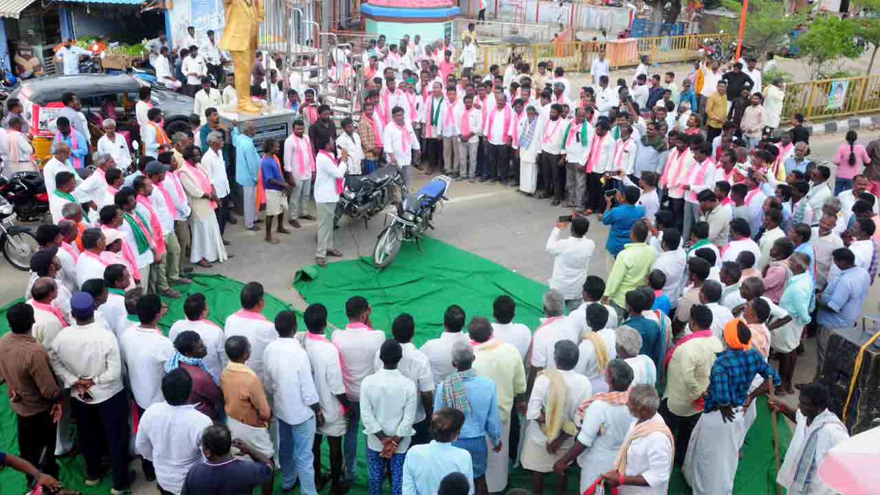 సీఎం రేవంత్‌రెడ్డి గద్దె దిగాలి