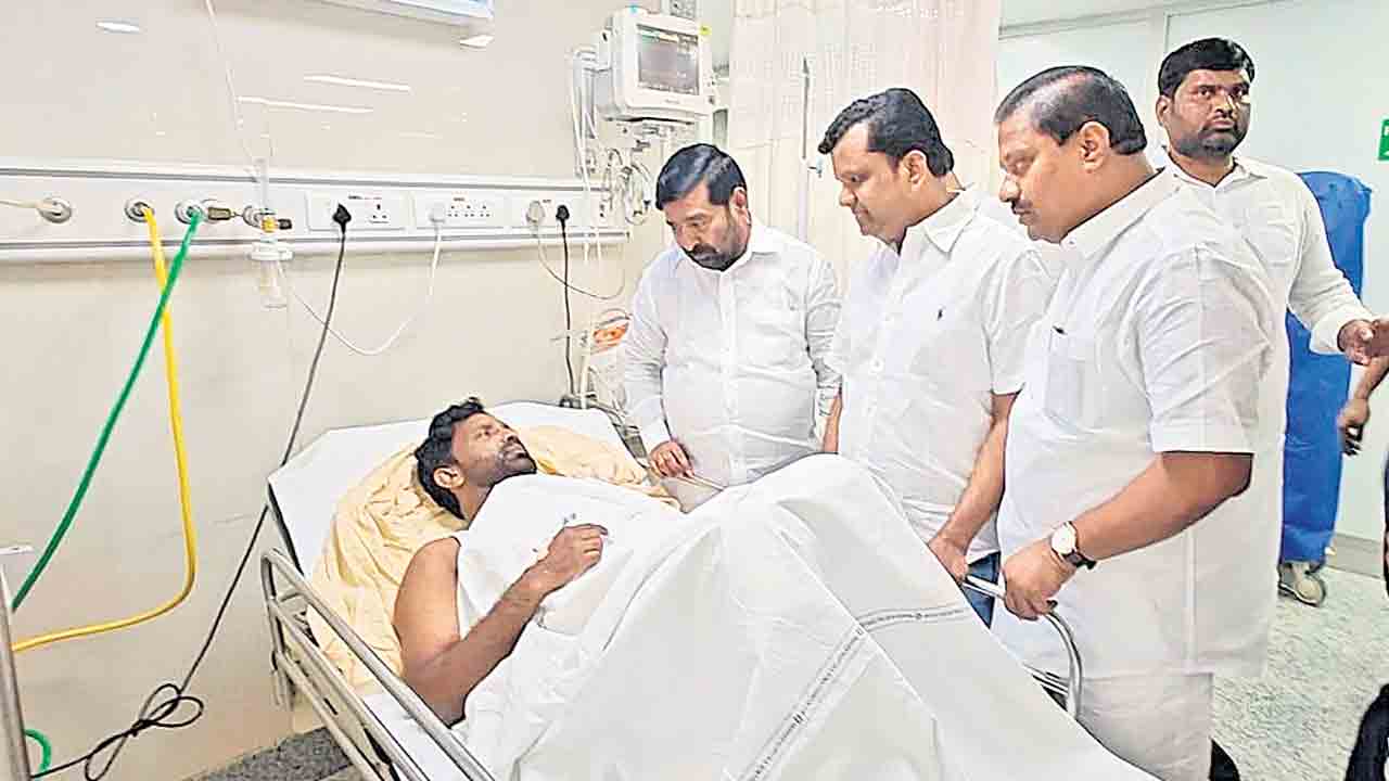 సీనియర్‌ జర్నలిస్ట్‌ చిలుక ప్రవీణ్‌పై దాడి