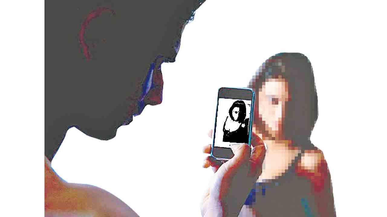 వీడియోకాల్‌.. ఎత్తితే చిత్తే