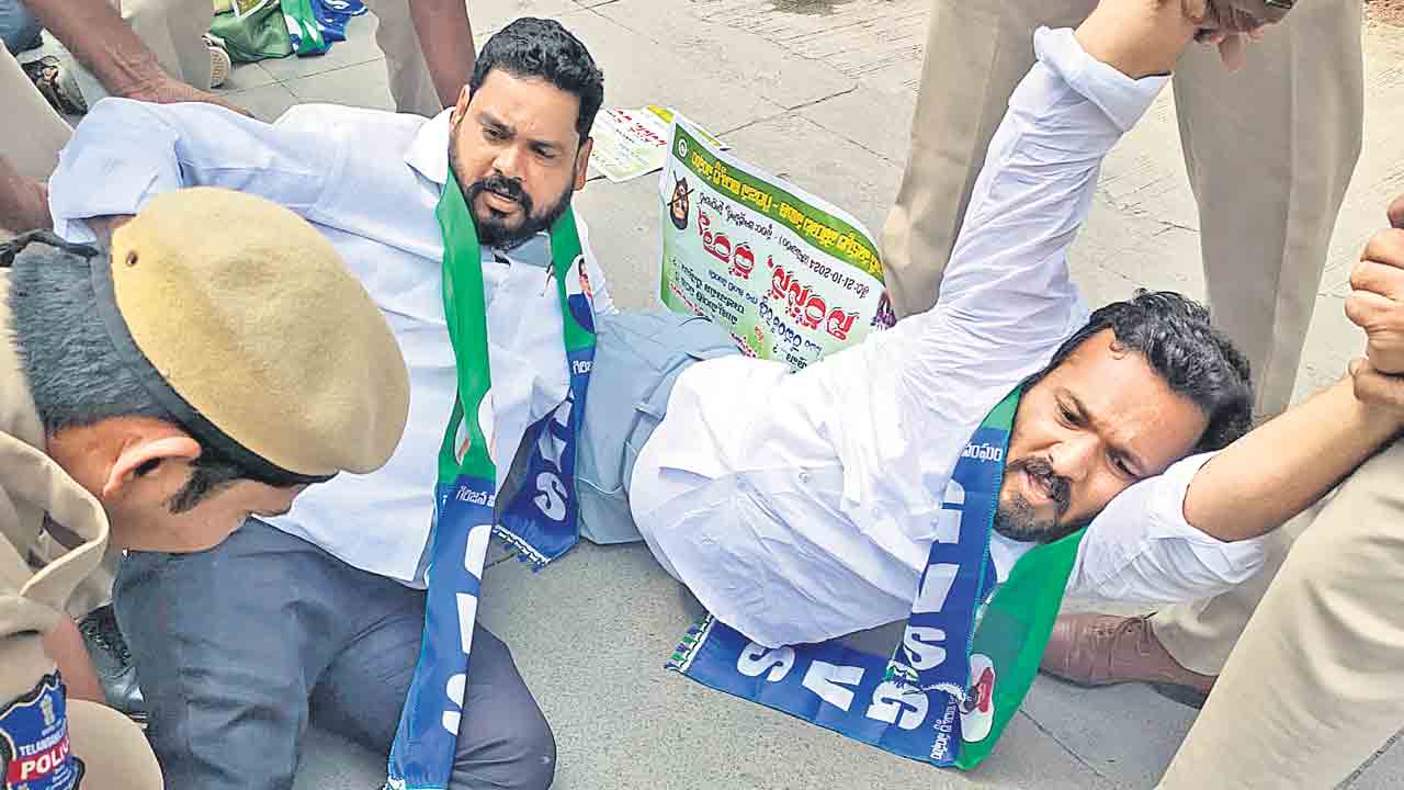 జీవో 29ని రద్దు చేయాలని సోమవారం సీఎం రేవంత్‌రెడ్డి ఇంటి ముట్టడికి యత్నించిన గిరిజిన విద్యార్థి సంఘం నాయకులను అరెస్ట్‌ చేస్తున్న పోలీసులు - బంజారాహిల్స్‌ 