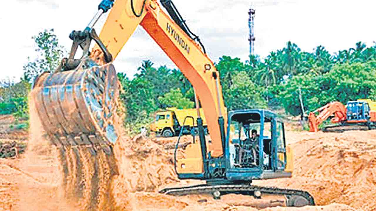 Telangana | ఇసుకాసురులతో పోలీసుల దోస్తీ.. ముగ్గురు సీఐలు, 13 మంది ఎస్సైలపై వేటు!