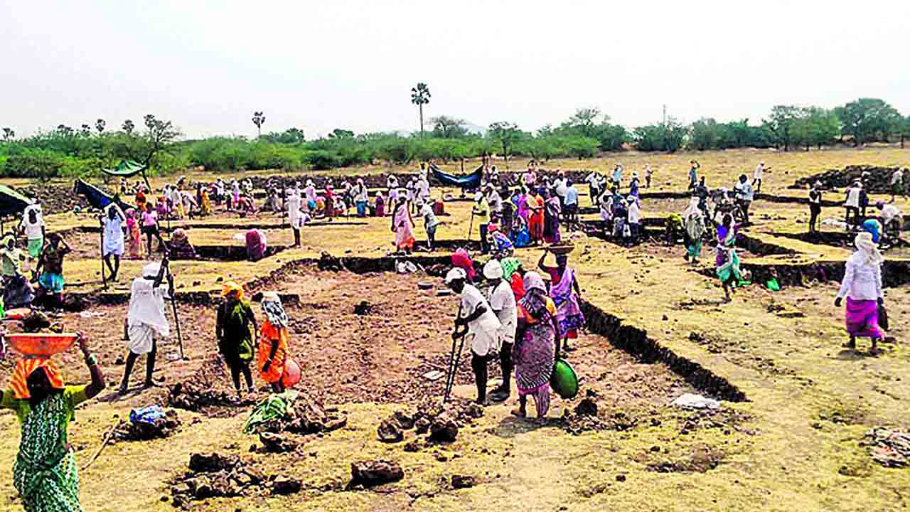 ఉపాధిలో పూడిక పనుల్లేవ్‌..