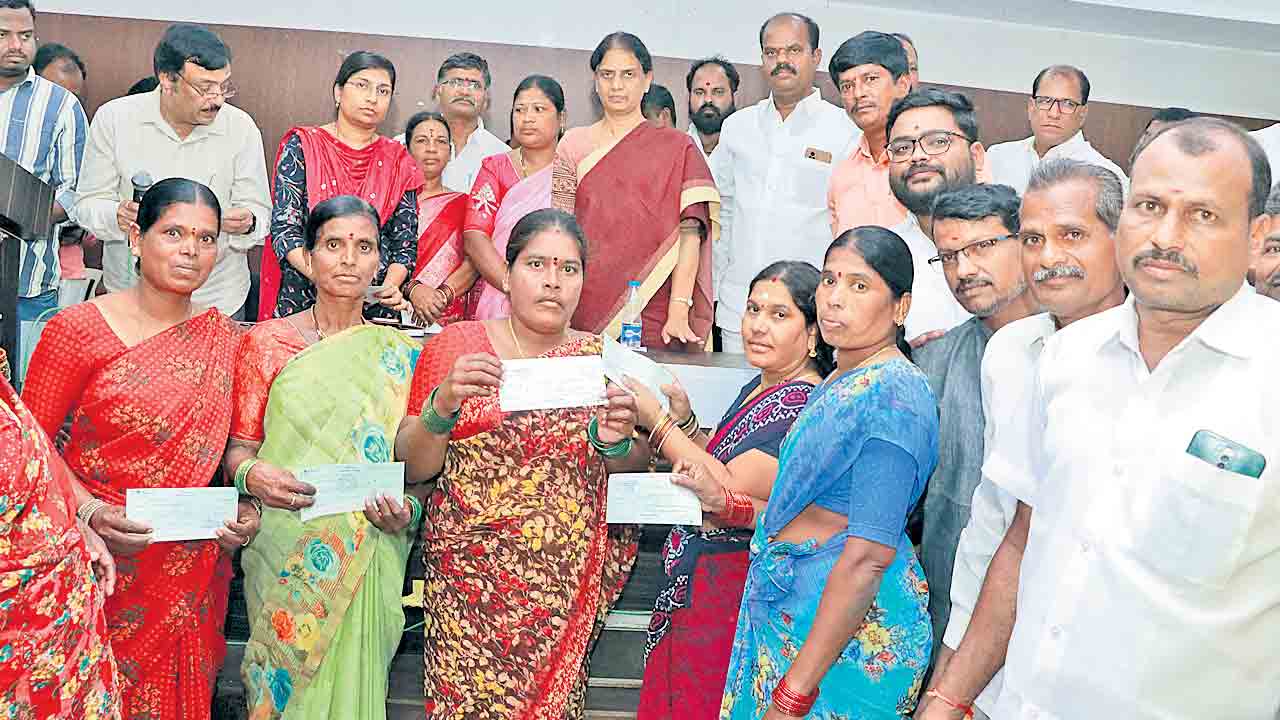 నిరుపేదలకు శాపంలా కాంగ్రెస్‌