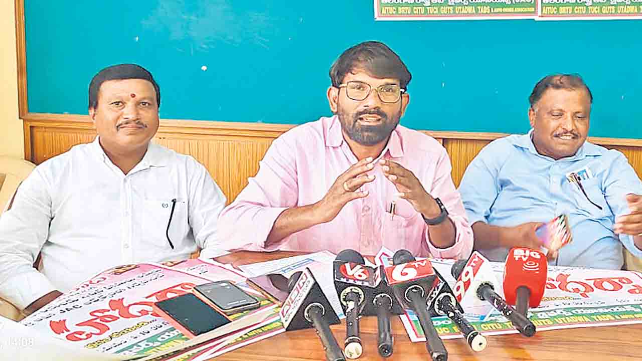 ఆటో డ్రైవర్లు చస్తుంటే.. విదేశీ టూర్లలో మంత్రులా?