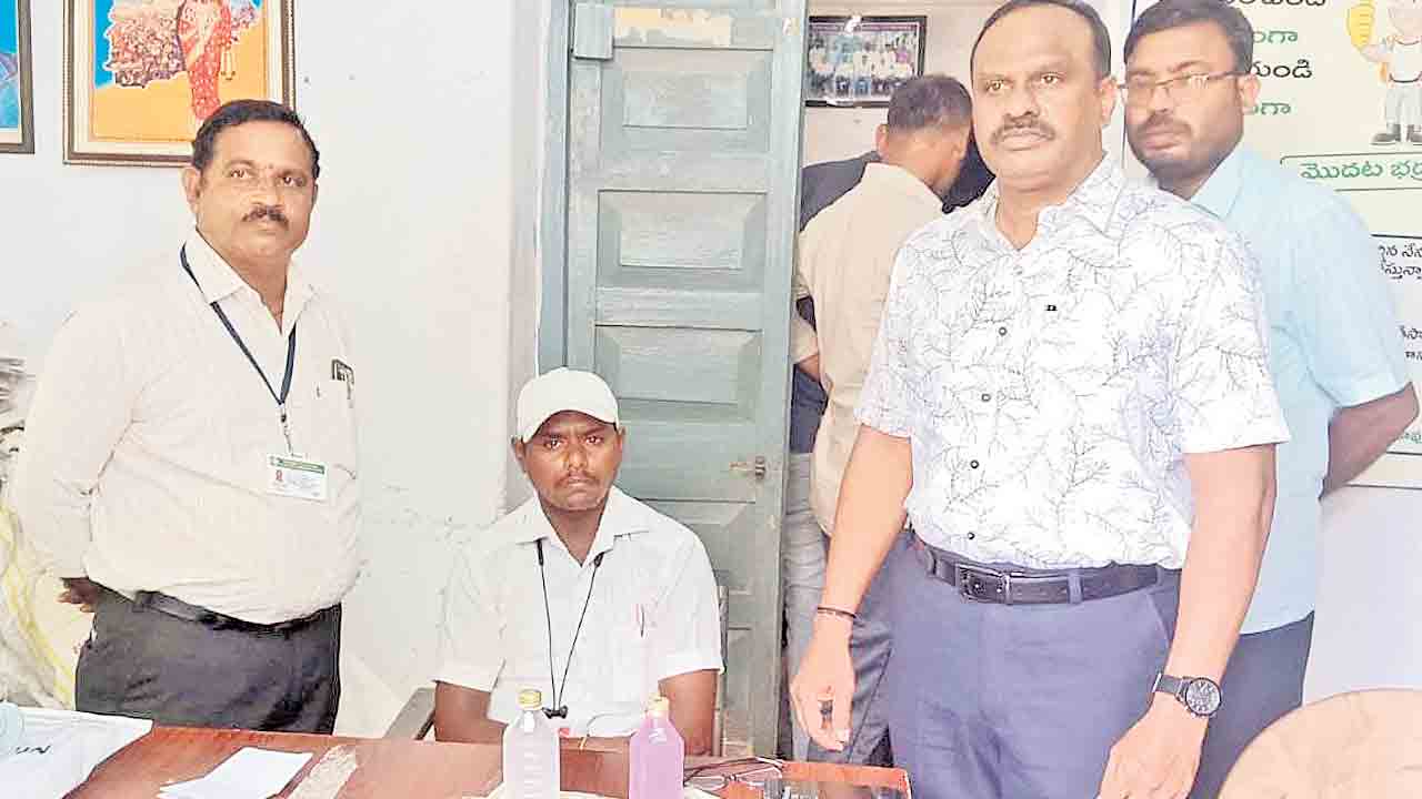 ఏసీబీకి చిక్కిన లైన్ ఇన్స్పెక్టర్