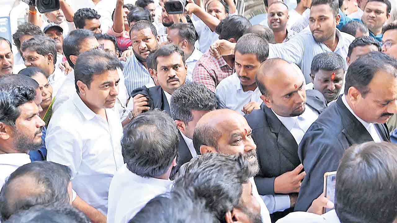 నాంపల్లి కోర్టుకు హాజరై వాంగ్మూలం సమర్పించి బయటకు వస్తున్న కేటీఆర్‌