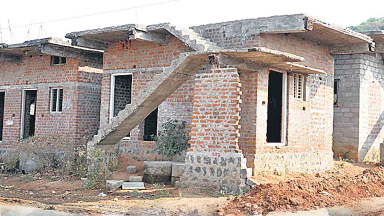 ఇందిరమ్మ కమిటీల్లో ఢీ అంటే ఢీ