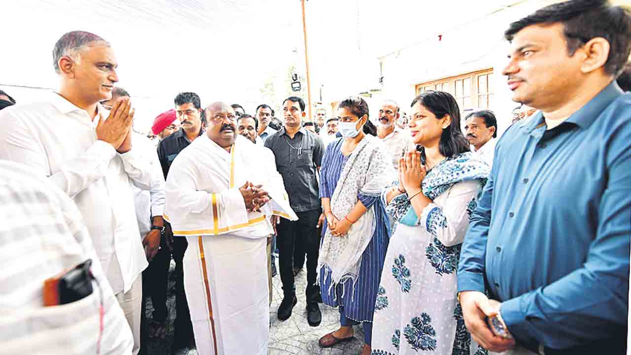 అశ్రునయనాల మధ్య లక్ష్మీనర్సమ్మకు వీడ్కోలు