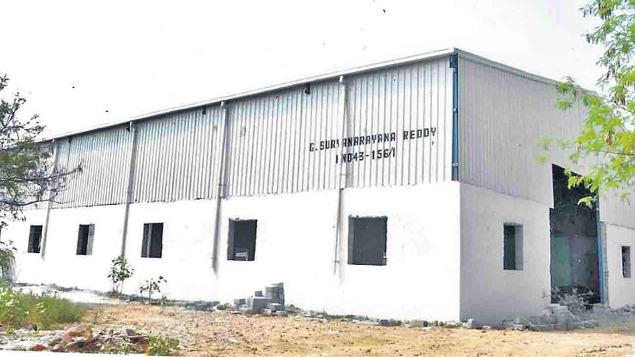 Telangana | ‘బిగ్‌ బ్రదర్స్‌’ను కలవండి.. భూ యజమానిపై కబ్జాదారులతో కలిసి పోలీసుల దౌర్జన్యం