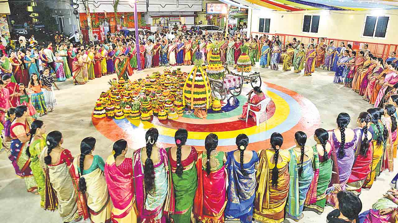 Bathukamma | బతుకమ్మపై నిర్లక్ష్యం.. పండుగకు చిల్లిగవ్వ ఇవ్వని రేవంత్‌ సర్కారు