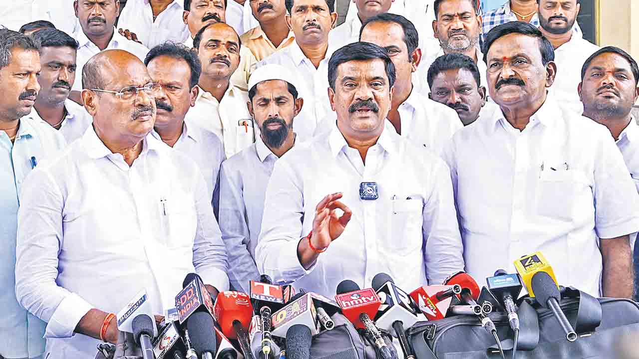 అనర్హత వేటు వేసే దమ్ముందా?