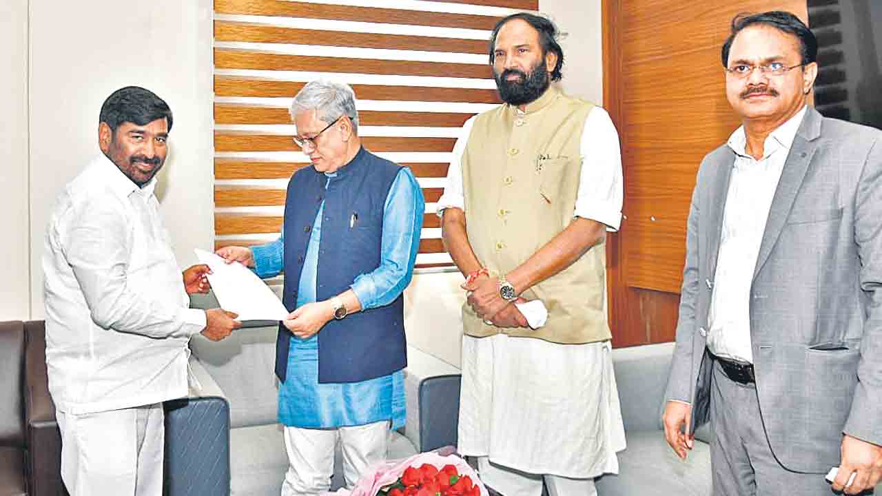 పత్తి రైతులను ఆదుకోండి