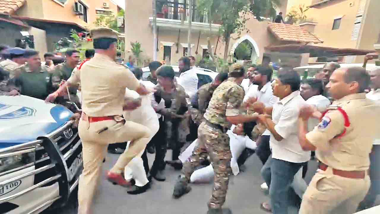 హైదరాబాద్‌లోని ఓరియన్‌ విల్లాస్‌ వద్ద సెర్చ్‌ వారెంట్‌ లేకుండా రాజ్‌ పాకాల ఇంటి లోపలికి వెళ్లేందుకు ప్రయత్నిస్తున్న పోలీసులను అడ్డుకుంటున్న బీఆర్‌ఎస్‌ శ్రేణులు