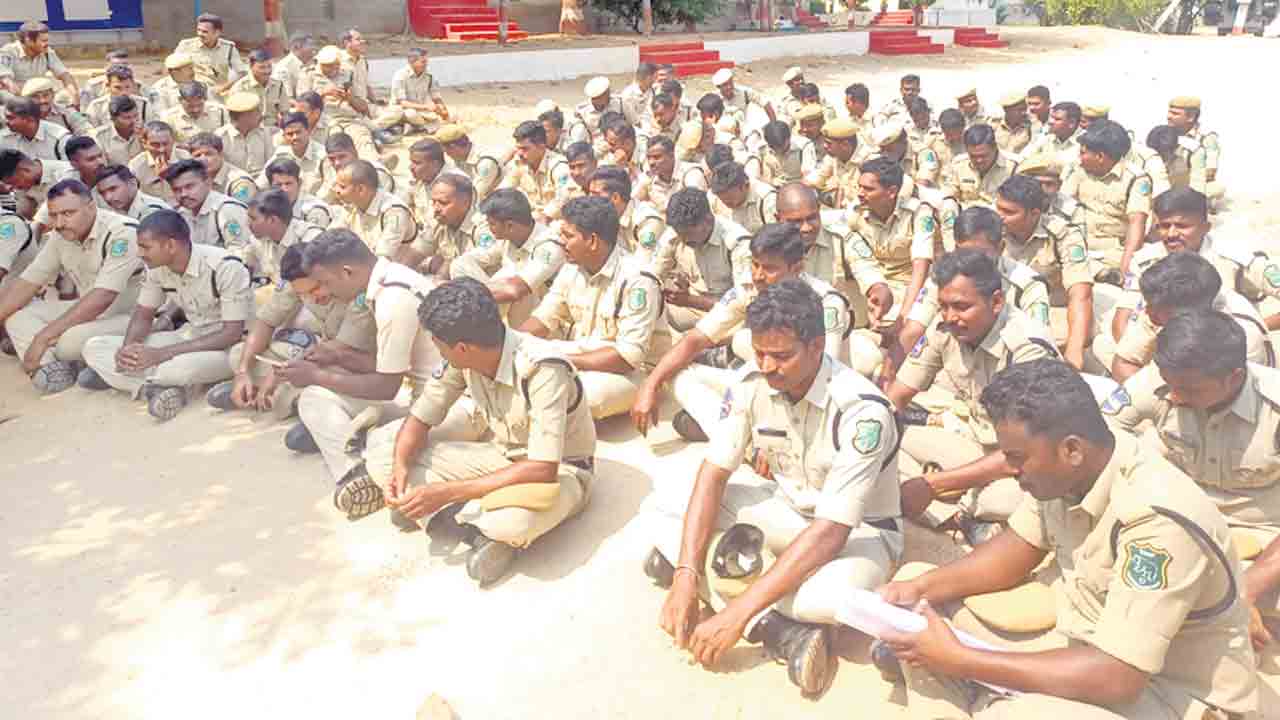 కమాండెంట్‌ మాకొద్దు