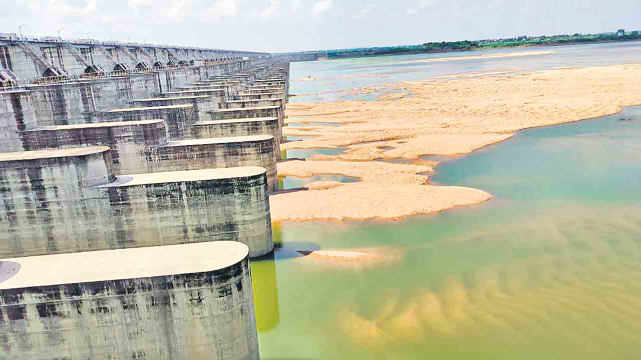 అన్నారం బరాజ్లో తొలగిన ఇసుక