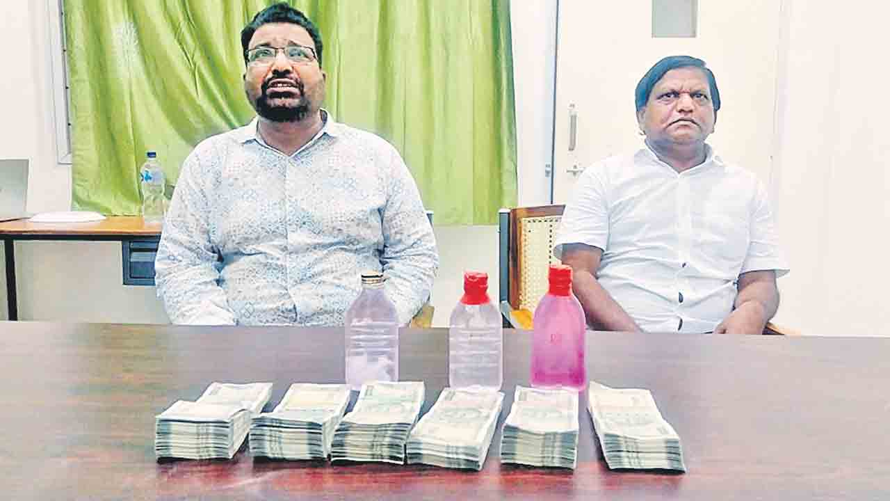 పెండింగ్‌ బిల్లు కోసం 3 లక్షలు లంచం