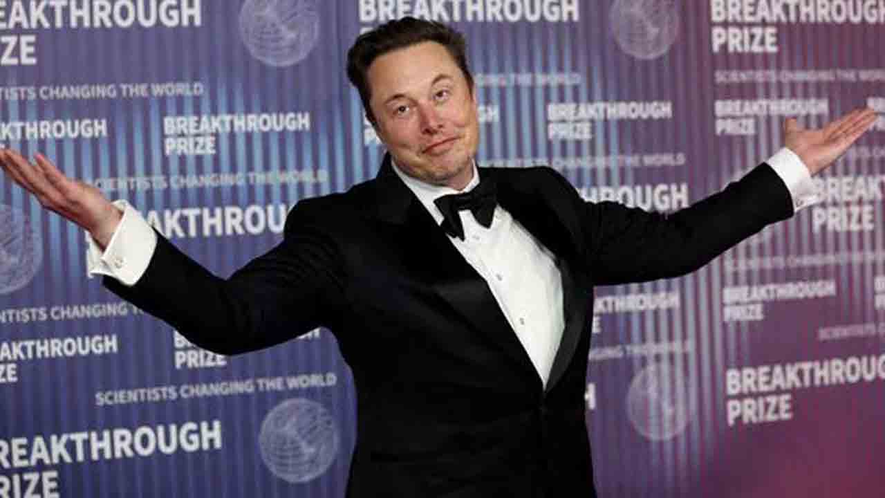 మాజీ భార్యలు, పిల్లల కోసం 300 కోట్ల విల్లా