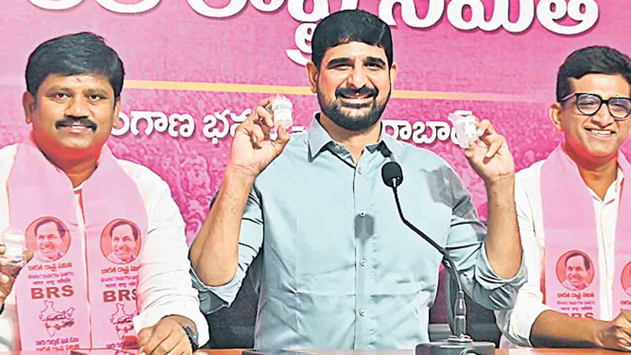 డబ్బాలు పట్టుకొని రెడీగా ఉన్నాం