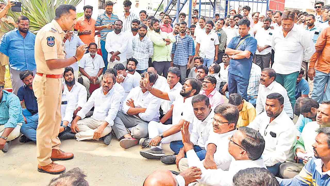 ప్రభుత్వానికి వ్యతిరేకంగా పోస్టులు పెట్టారంటూ