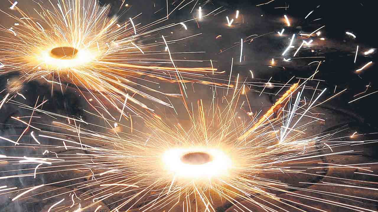 పటాకులతో జర పైలం