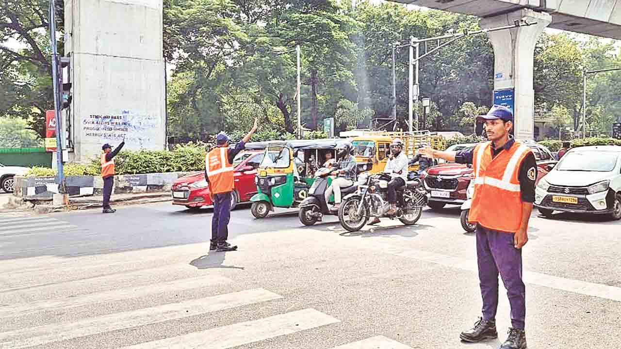ట్రాఫిక్‌ కంట్రోలింగ్‌లో హైడ్రా వలంటీర్లు