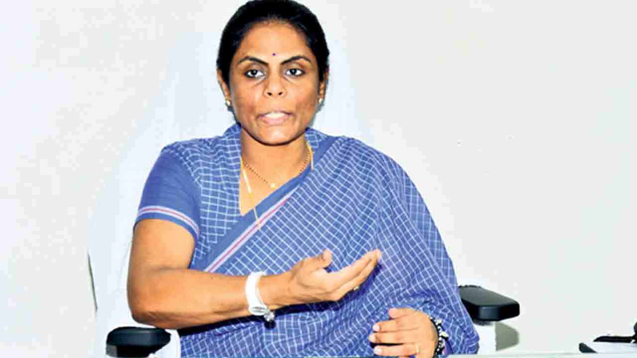 టీచర్లు గురుతర బాధ్యతలు నిర్వర్తించాలి