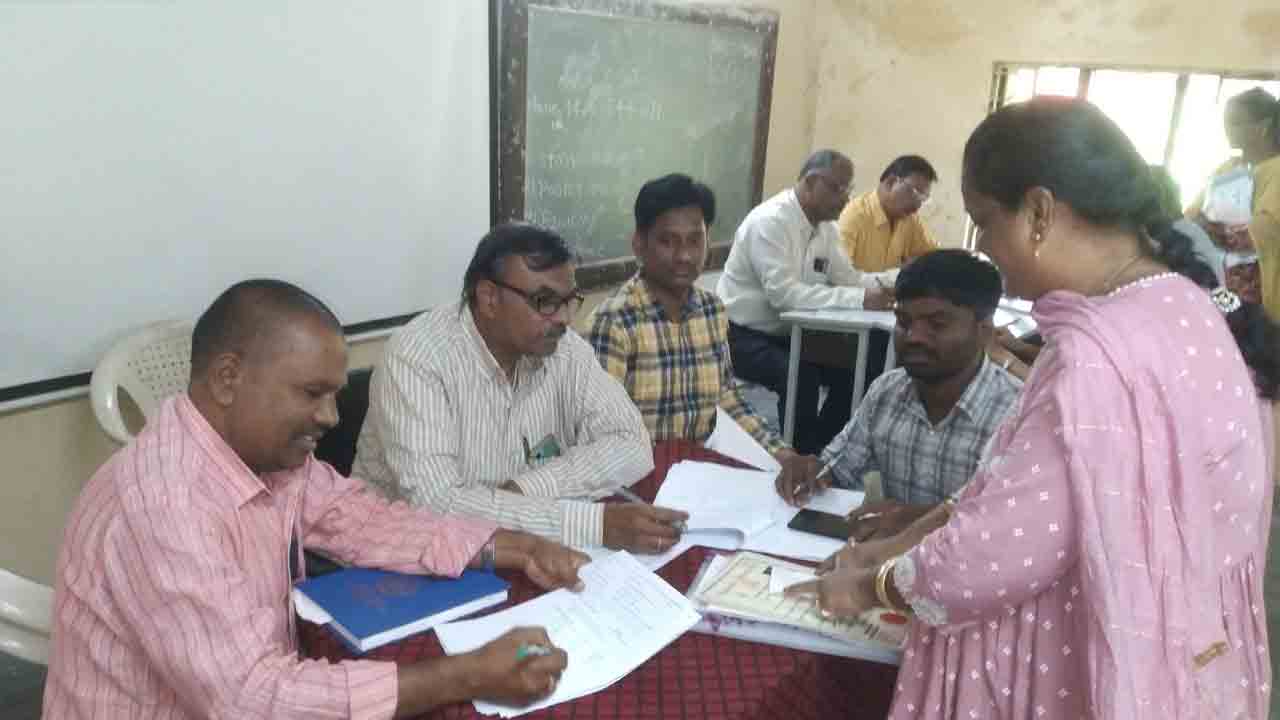 అధికారుల ఉరుకులు.. పరుగులు