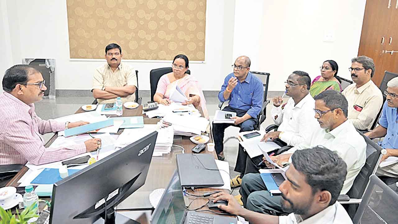 రైతులు ఇబ్బందిపడకుండా వరి ధాన్యం కొనుగోలు చేయాలి