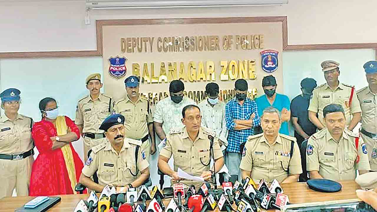 స్థలంపై కన్నేసి.. నకిలీ పత్రాలు సృష్టించి..