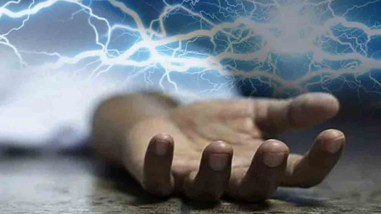 విద్యుదాఘాతంతో ఇద్దరు కార్మికుల మృతి