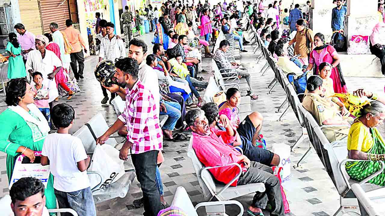 బస్సుల్లేవ్‌.. ఇంటికి పోవుడెట్ల.. ?