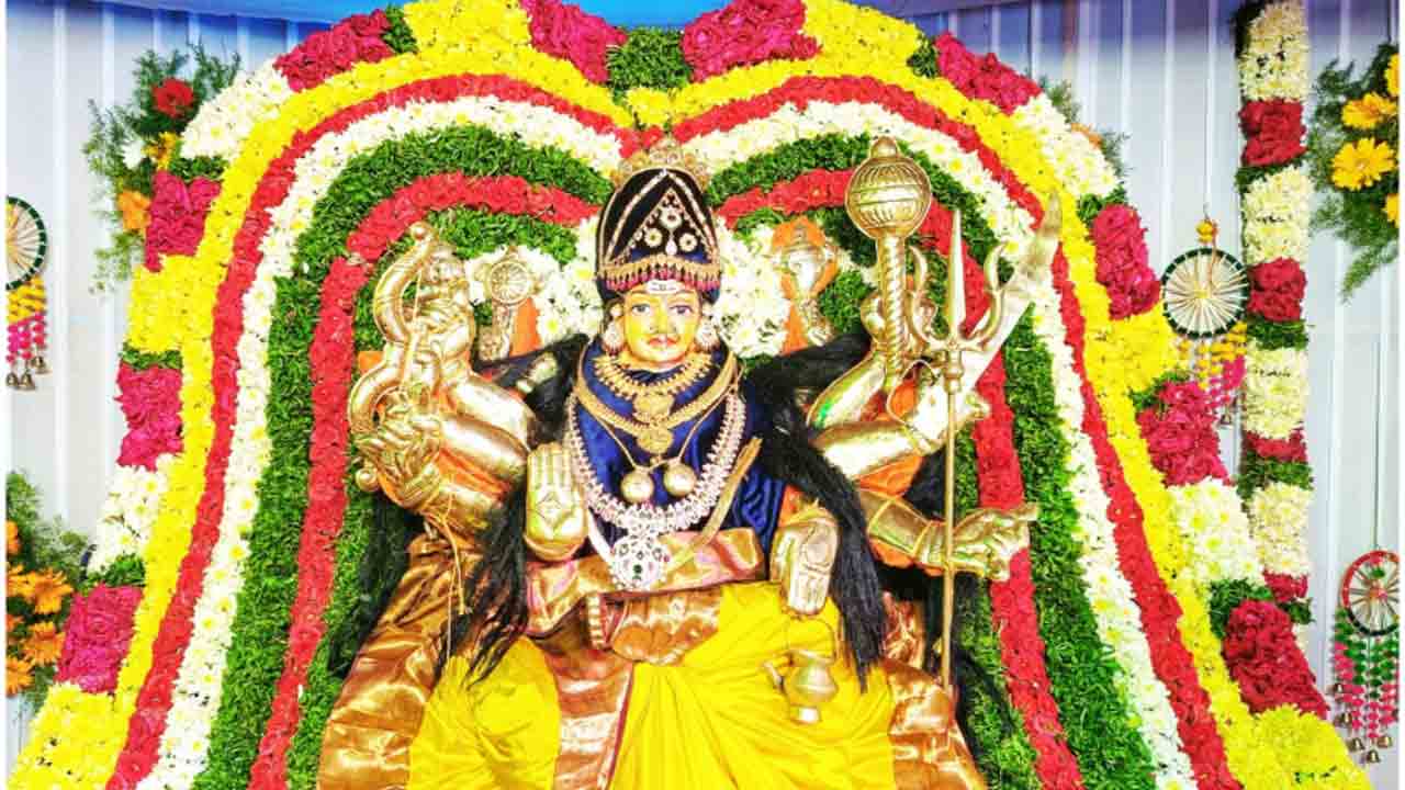 సాత్విక రూపిణి.. చంద్రఘంటాదేవి