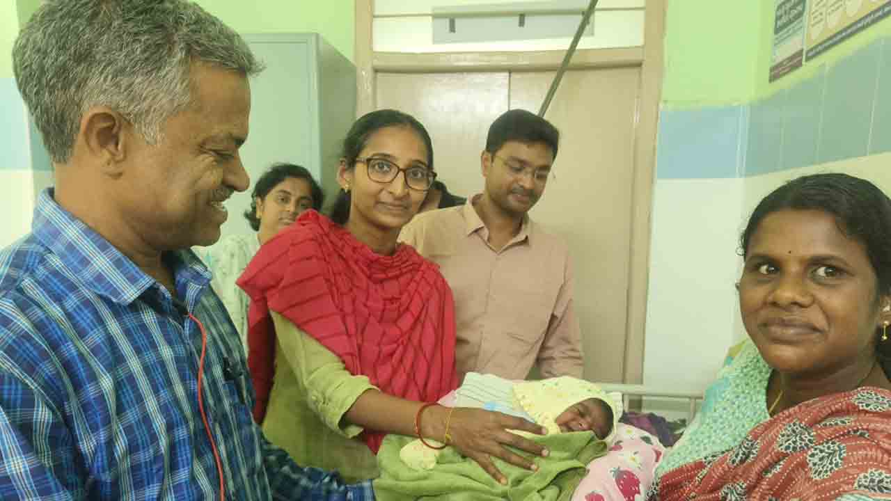 పీహెచ్సీలో ప్రసవించిన డాక్టర్