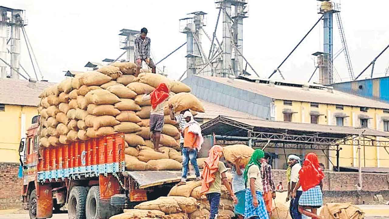 ధాన్యం దించుకోవడానికి మిల్లర్లు ససేమిరా!