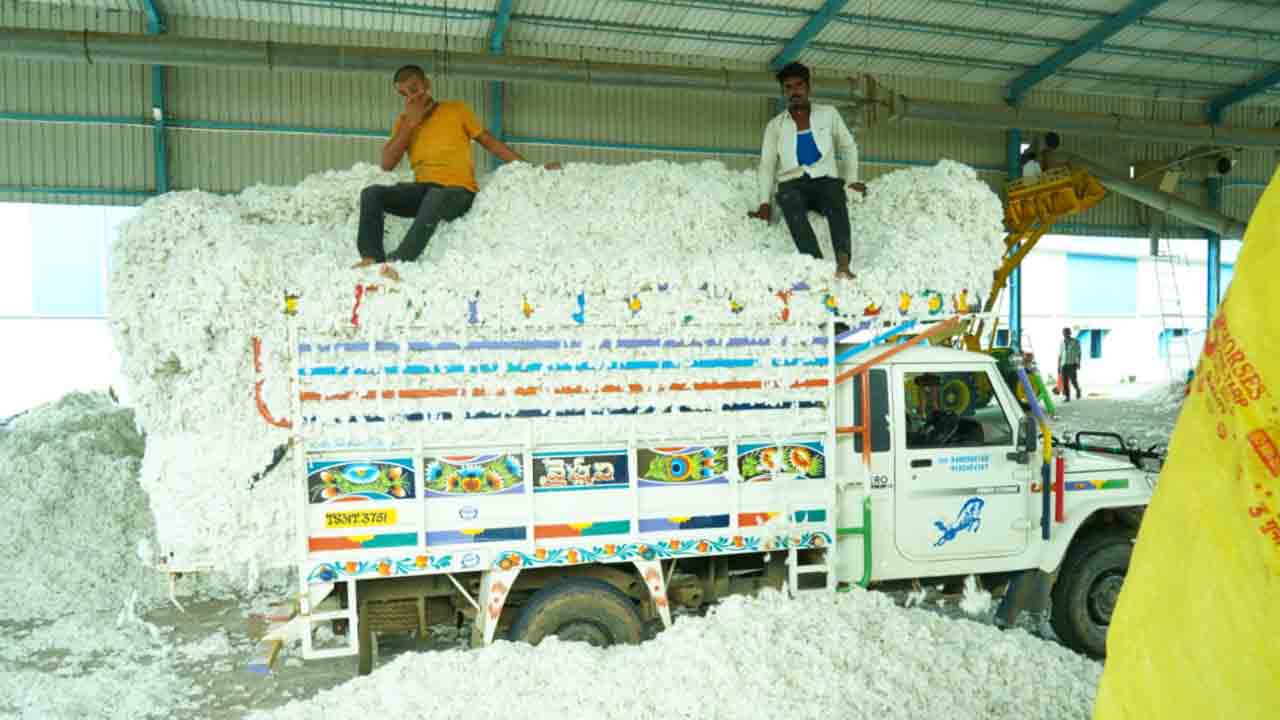 దళారుల దోపిడీ