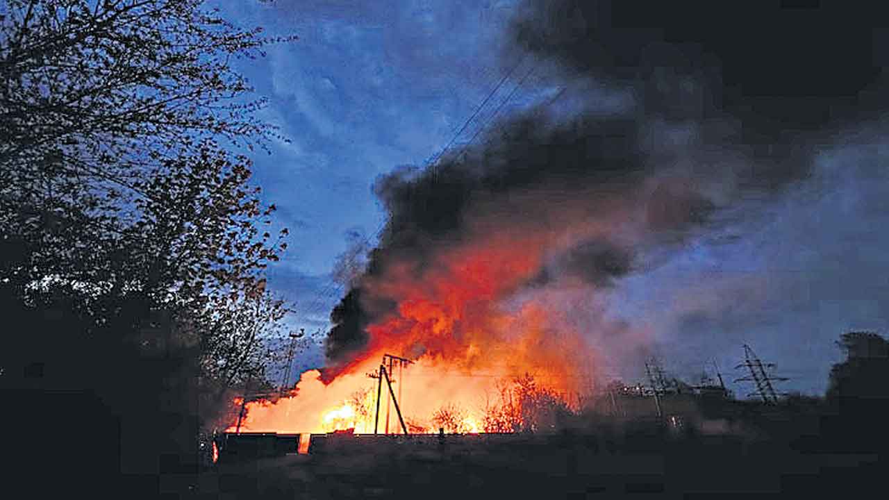 రష్యాపై 100 డ్రోన్లతో విరుచుకుపడ్డ ఉక్రెయిన్‌