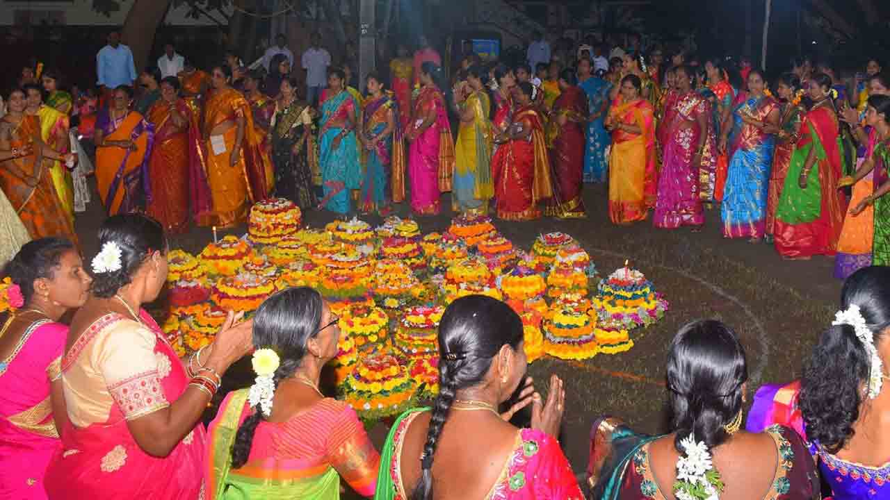 దాదీ మా బతుకమ్మా.. దామెర మొగ్గల బతుకమ్మా..