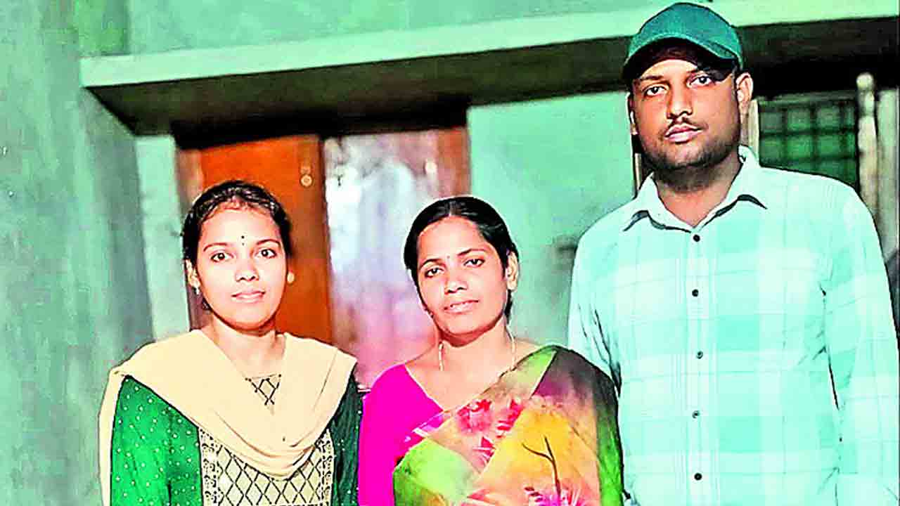 అన్నాచెల్లెకు ప్రభుత్వ ఉద్యోగాలు