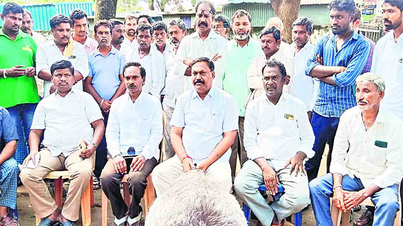 గ్రూపు రాజకీయాలు చేస్తే పొలిమేర దాటనివ్వం