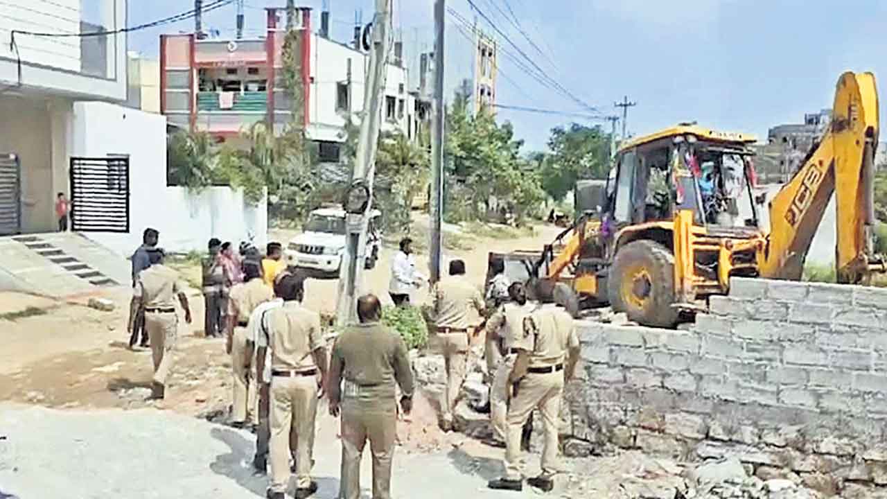 TNGOs Colony | లక్షలు కూడబెట్టి స్థలాలు కొన్నాం.. టీఎన్జీవోస్ కాలనీలో బాధితుల గగ్గోలు