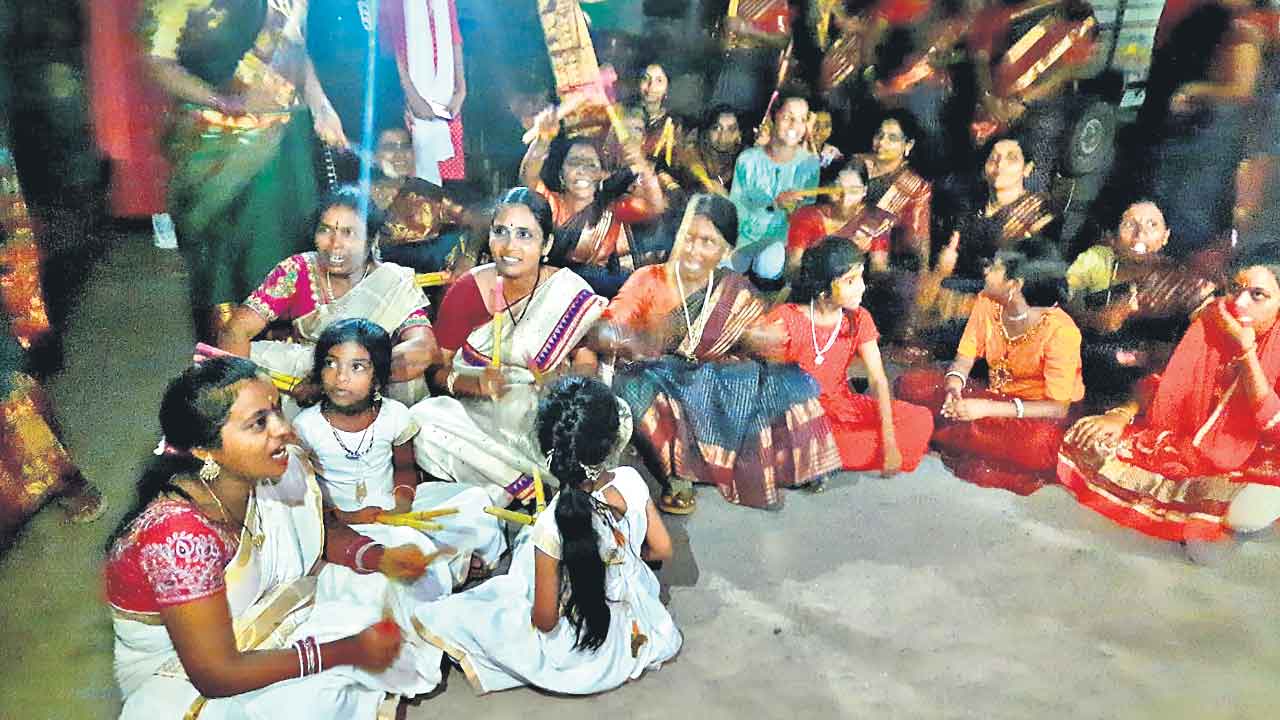 Bathukamma | బతుకమ్మ పండుగపై కాంగ్రెస్‌ నిర్లక్ష్యం‌.. కనీస ఏర్పాట్లు చేయని ప్రభుత్వం