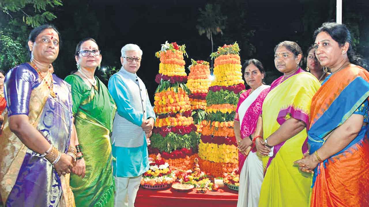 రాజ్‌భవన్‌లో ఘనంగా బతుకమ్మ వేడుకలు