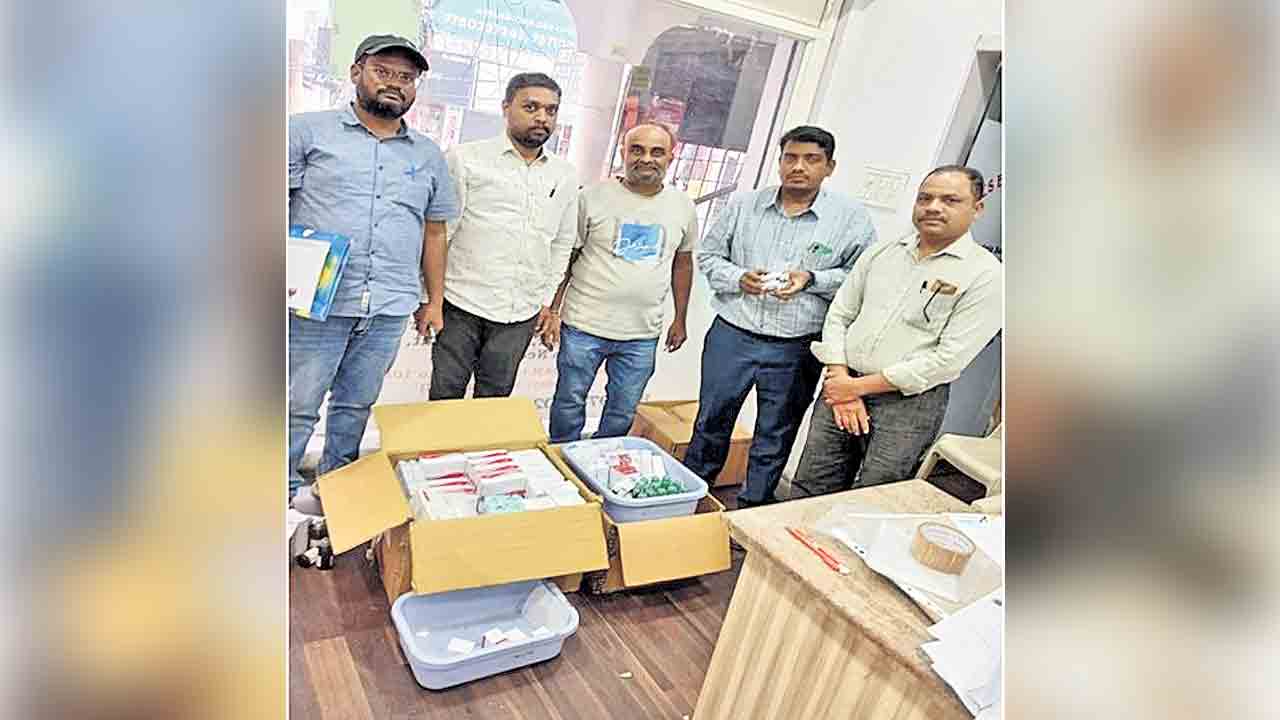 మెడికల్‌ షాప్‌పై డీసీఏ దాడులు