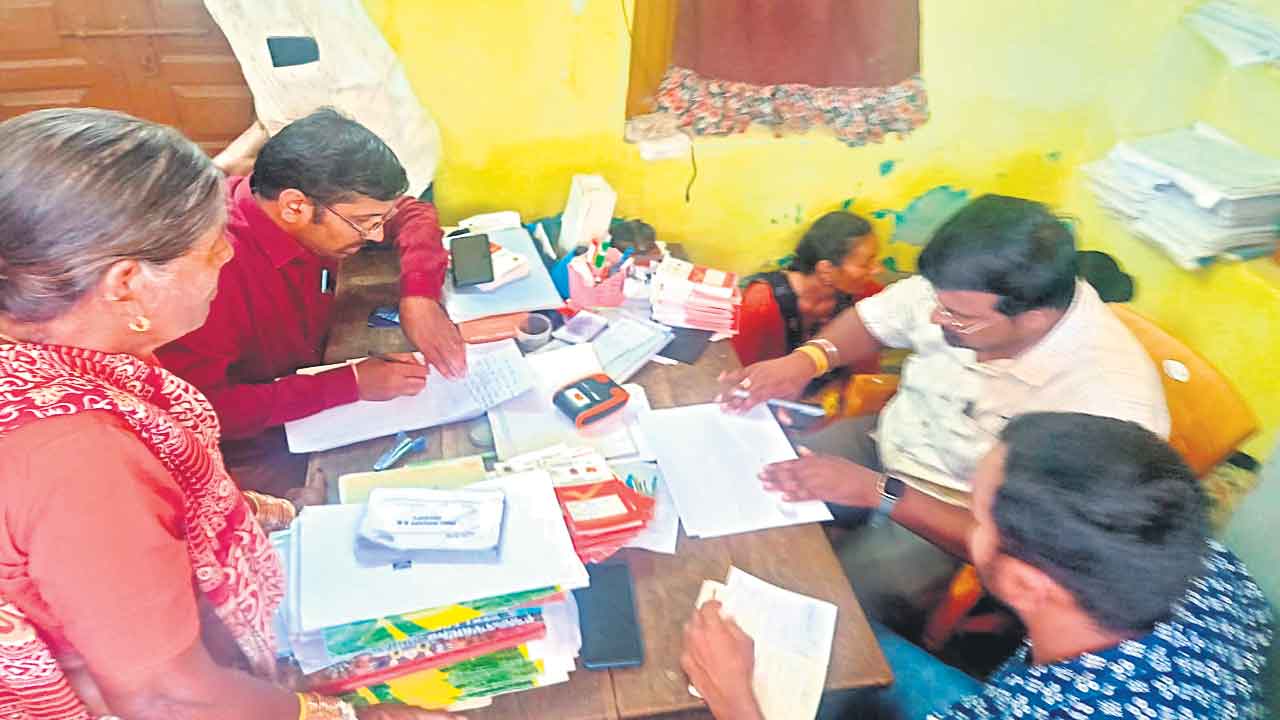 పోస్టాఫీసులో 30 లక్షల డిపాజిట్లు గల్లంతు