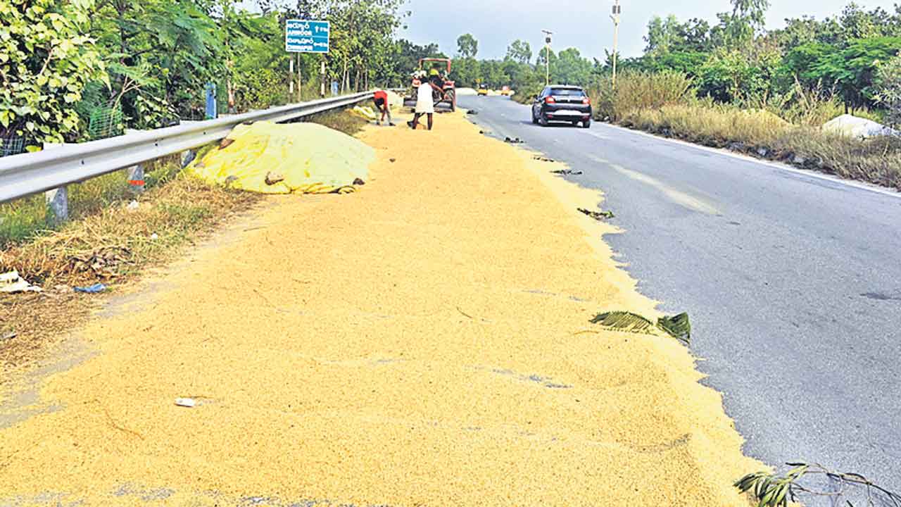 కల్లాలు దాటని ధాన్యం