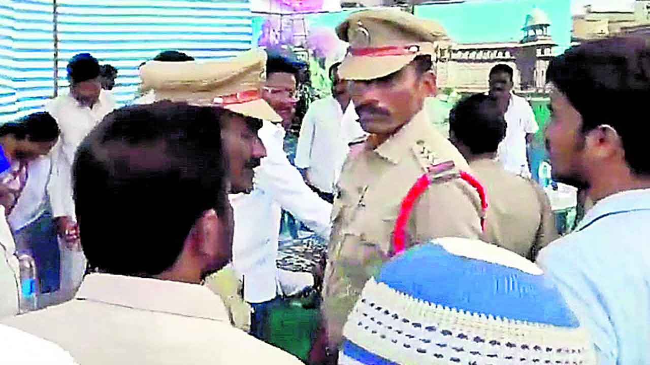 మంత్రి అనుచరుడి ఓవరాక్షన్‌